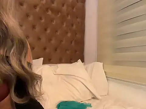 LUUVRRI 21 online show from October 19, 2025, 6:10 pm