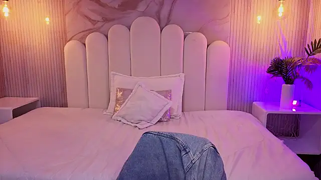 luna hot ass online show from May 21, 2026, 3:15 am