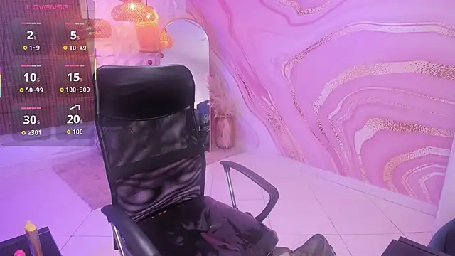 keytinthomson  online show from October 24, 2025, 4:39 pm