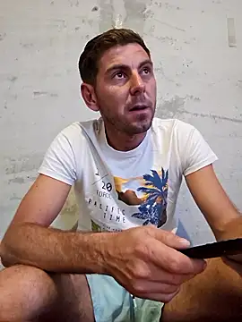 Snapshot of Alex-andru88 chatting on October 23, 2025, 1:21 pm Alex-andru88 online show from October 23, 2025, 1:21 pm