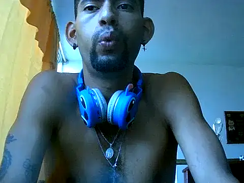 Snapshot of Negritohot2828 chatting on April 10, 2026, 2:46 pm Negritohot2828 online show from April 10, 2026, 2:46 pm