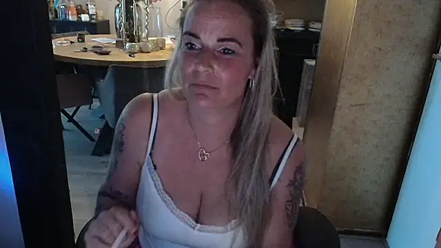 Snapshot of Mrs-Aurora chatting on April 27, 2026, 4:54 am Mrs-Aurora online show from April 27, 2026, 4:54 am