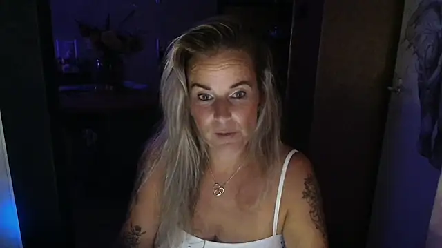 Snapshot of Mrs-Aurora chatting on July 3, 2026, 9:32 pm Mrs-Aurora online show from July 3, 2026, 9:32 pm