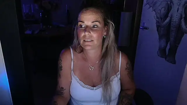 Snapshot of Mrs-Aurora chatting on July 5, 2026, 10:27 pm Mrs-Aurora online show from July 5, 2026, 10:27 pm