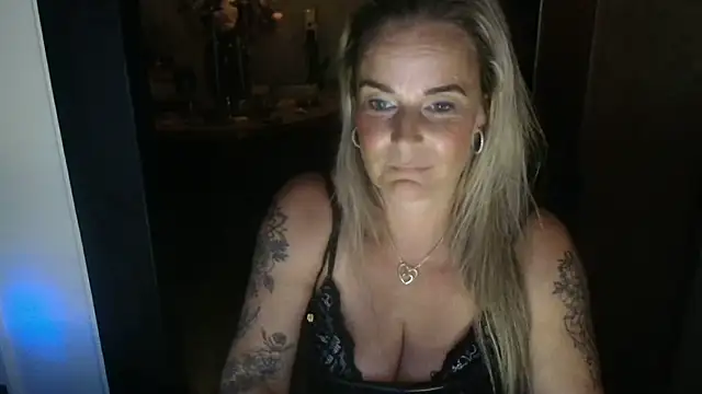 Snapshot of Mrs-Aurora chatting on May 24, 2026, 12:43 am Mrs-Aurora online show from May 24, 2026, 12:43 am