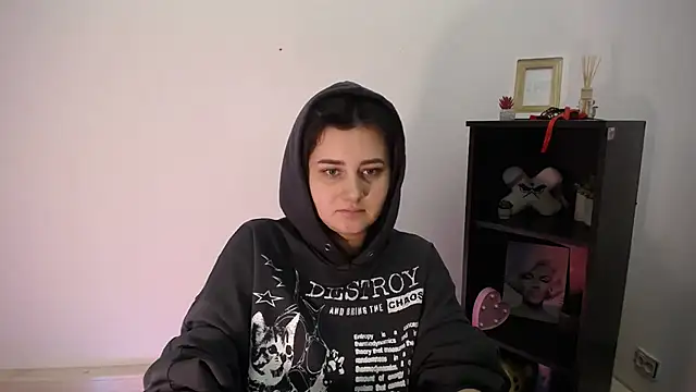 Katrin kiss  online show from December 14, 2025, 2:33 pm