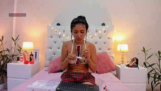 Snapshot of Perla_Giraldo chatting on October 16, 2025, 4:10 am Perla Giraldo online show from October 16, 2025, 4:10 am