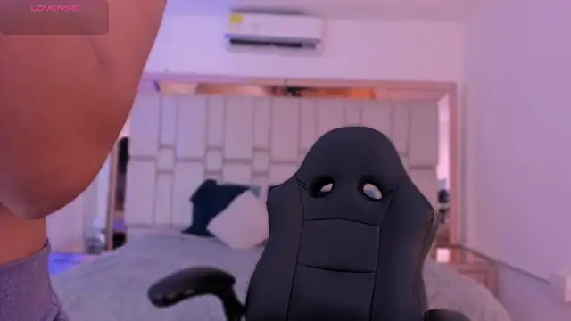 Snapshot of EmmaBeel chatting on November 4, 2025, 11:36 am EmmaBeel online show from November 4, 2025, 11:36 am