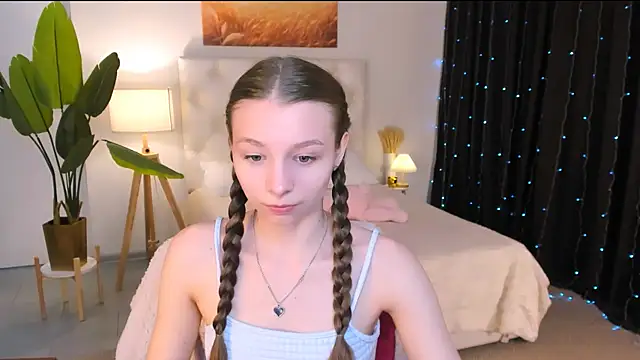 Snapshot of JulieDaniel chatting on April 15, 2026, 8:20 am JulieDaniel online show from April 15, 2026, 8:20 am