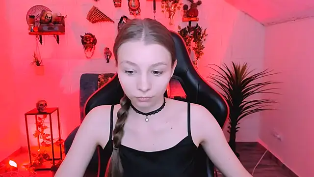 Snapshot of JulieDaniel chatting on April 7, 2026, 8:16 am JulieDaniel online show from April 7, 2026, 8:16 am