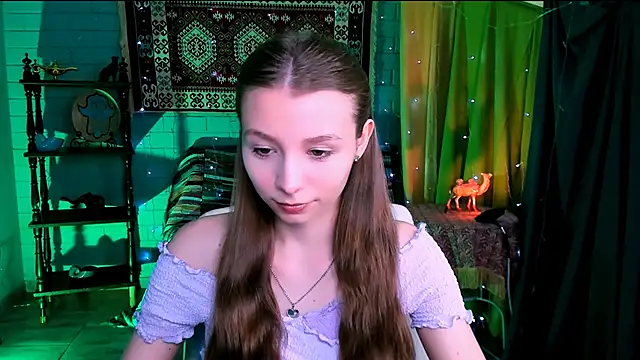 Snapshot of JulieDaniel chatting on April 14, 2026, 4:17 am JulieDaniel online show from April 14, 2026, 4:17 am