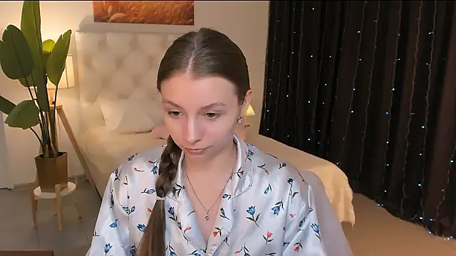 Snapshot of JulieDaniel chatting on March 31, 2026, 8:38 am JulieDaniel online show from March 31, 2026, 8:38 am