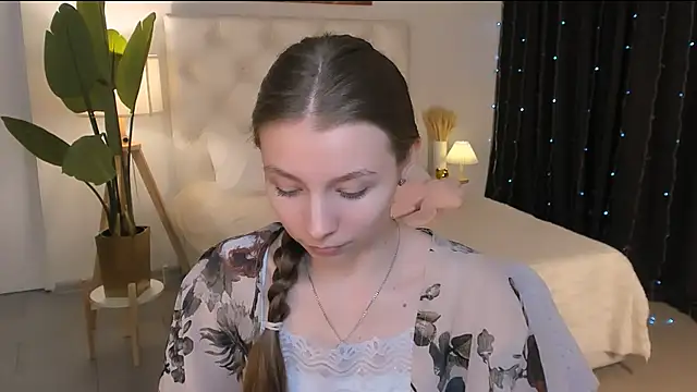 Snapshot of JulieDaniel chatting on April 1, 2026, 8:15 am JulieDaniel online show from April 1, 2026, 8:15 am