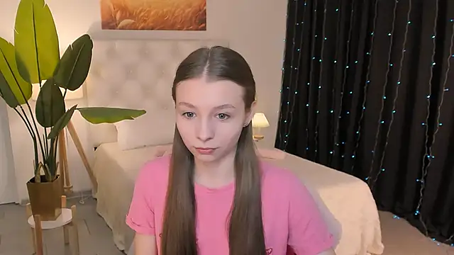 Snapshot of JulieDaniel chatting on March 24, 2026, 4:12 am JulieDaniel online show from March 24, 2026, 4:12 am