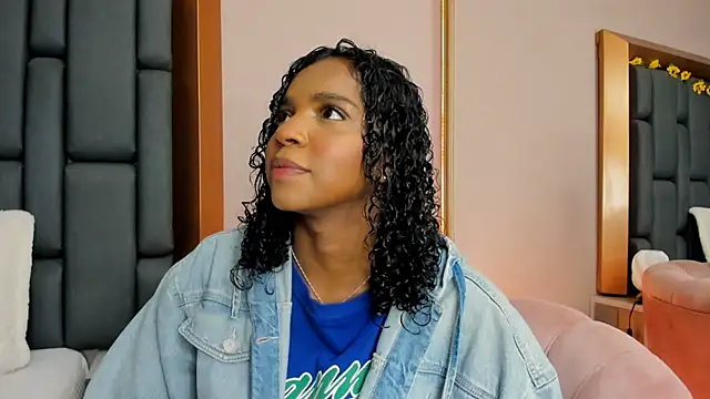 LisaMendez online show from December 1, 2025, 4:02 am