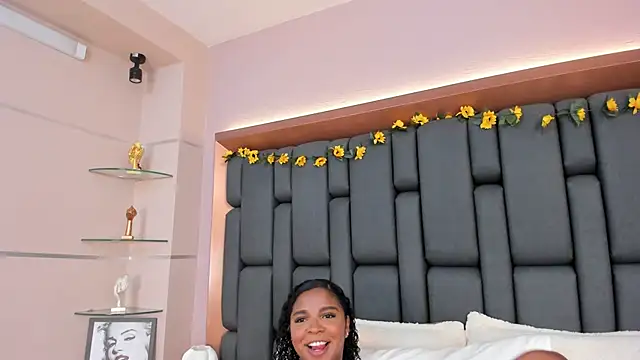 LisaMendez online show from November 23, 2025, 4:11 am