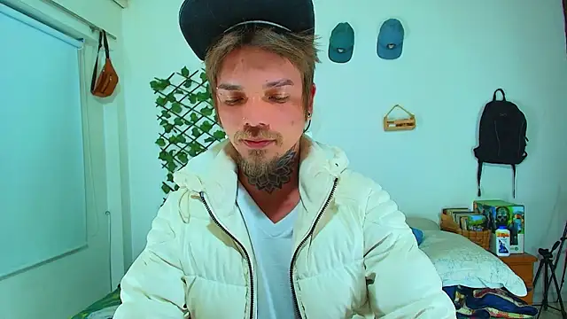 Snapshot of Gold_Loyal77 chatting on February 8, 2026, 6:11 am Gold Loyal77 online show from February 8, 2026, 6:11 am