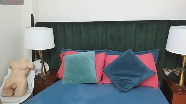 kiraGeiner online show from September 25, 2025, 3:56 am