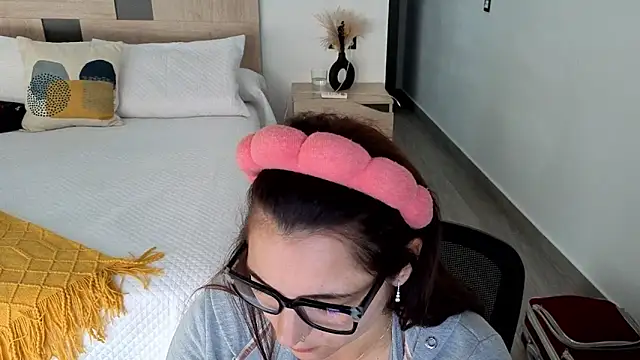 Snapshot of morninglorytv chatting on November 4, 2025, 8:18 am morninglorytv online show from November 4, 2025, 8:18 am