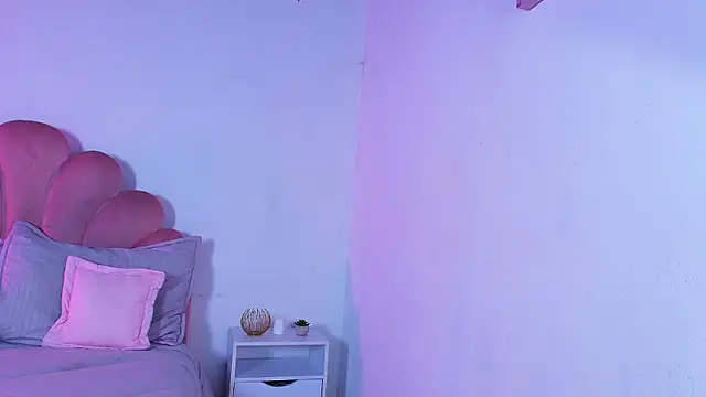 MiaColucci18 online show from January 5, 2026, 5:27 pm