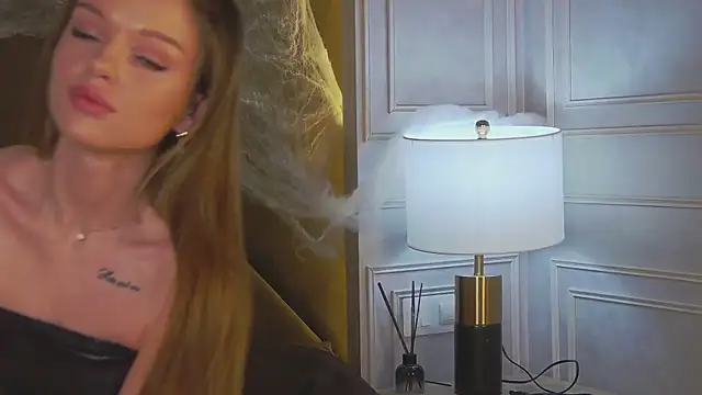 MarilynNova online show from October 31, 2025, 4:42 am