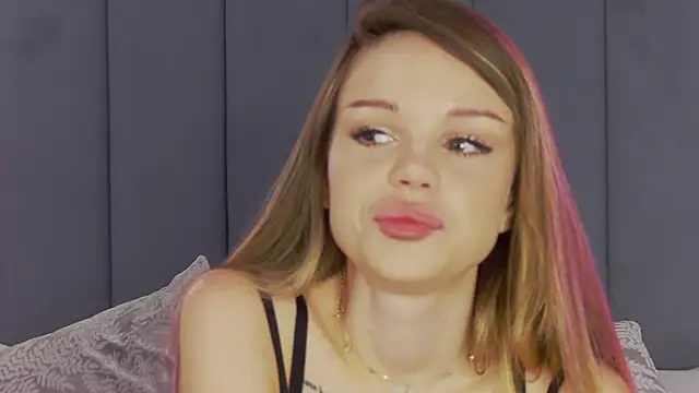 MarilynNova online show from October 19, 2025, 4:26 am