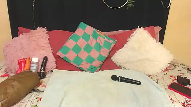 AmazingDarkDoll online show from December 15, 2025, 6:47 pm