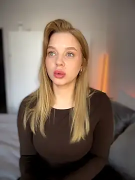 LilyFlamee online show from March 14, 2026, 2:56 pm