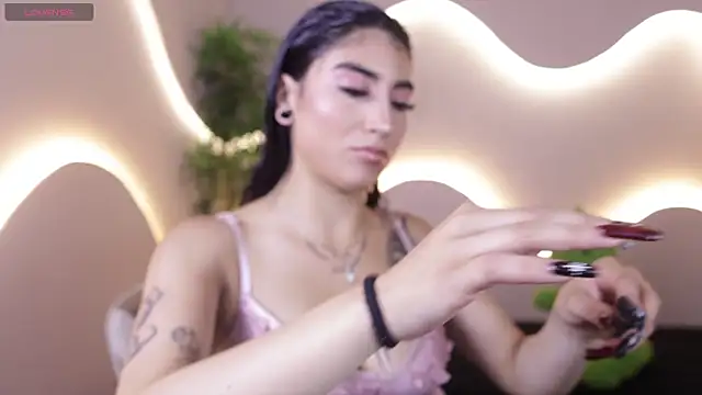 Emma and Issac online show from December 19, 2025, 4:16 am