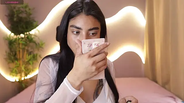 Emma and Issac online show from March 27, 2026, 9:05 pm