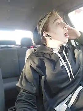 Reina Cummings online show from April 15, 2026, 5:02 am