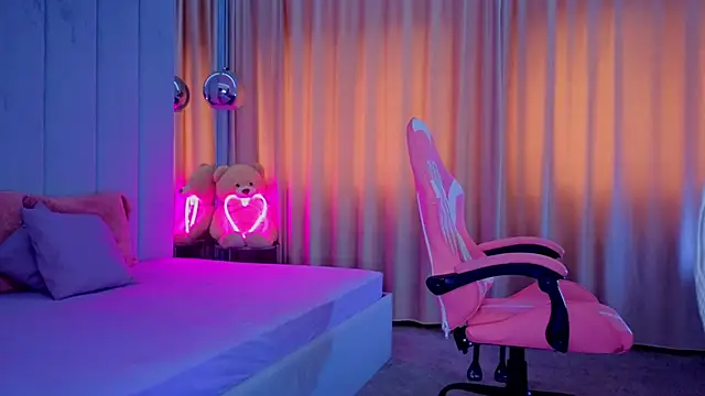 Reina Cummings online show from October 28, 2025, 6:34 am