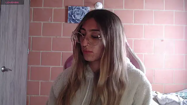 Andrea camilaaa online show from October 28, 2025, 2:16 pm