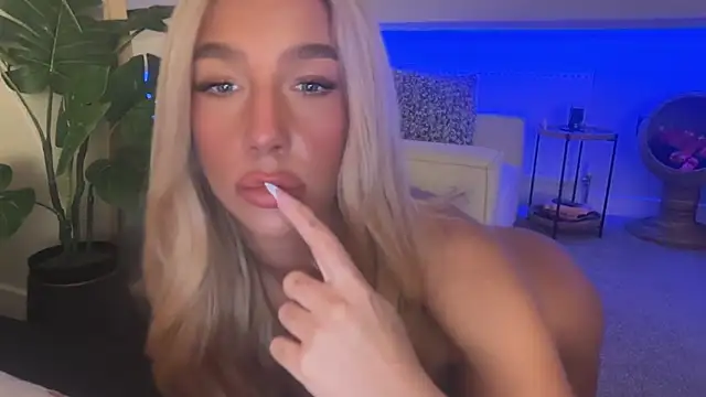 KENNIEXROSE online show from November 5, 2025, 7:28 pm