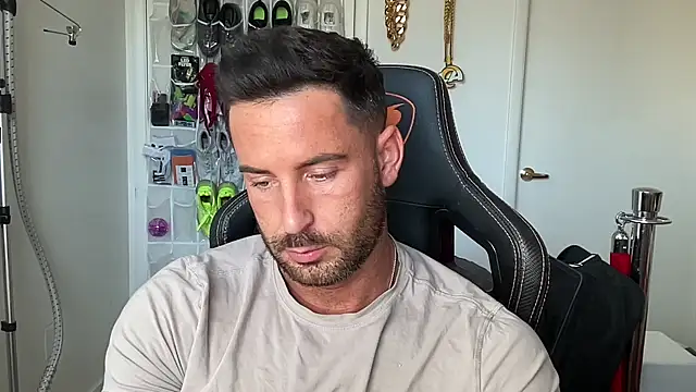 brettmycles28 online show from June 1, 2026, 1:33 pm
