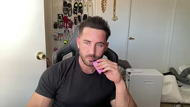 brettmycles28 online show from June 25, 2026, 9:09 pm