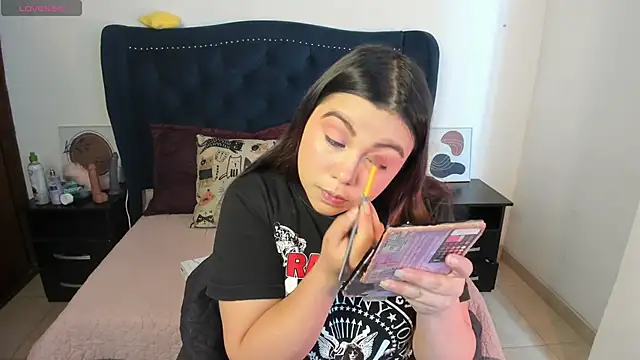 LucyPetit online show from September 26, 2025, 1:18 pm