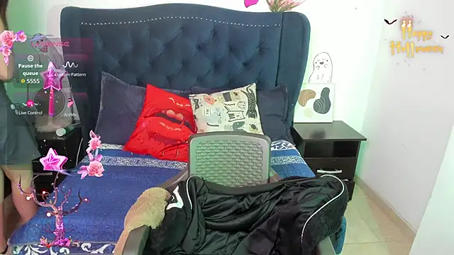 LucyPetit online show from October 10, 2025, 1:12 pm