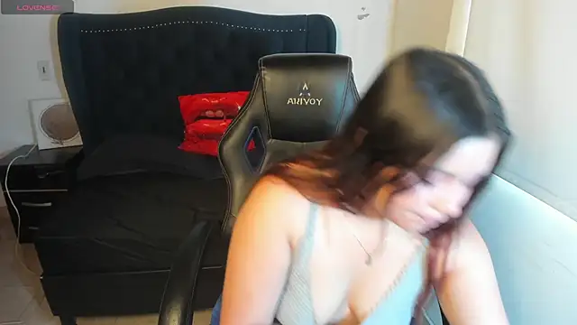 LucyPetit online show from November 19, 2025, 12:49 pm