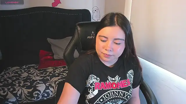 LucyPetit online show from October 30, 2025, 12:58 pm