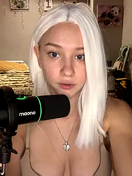 Snapshot of JennaOluretn chatting on October 7, 2025, 5:25 pm JennaOluretn online show from October 7, 2025, 5:25 pm