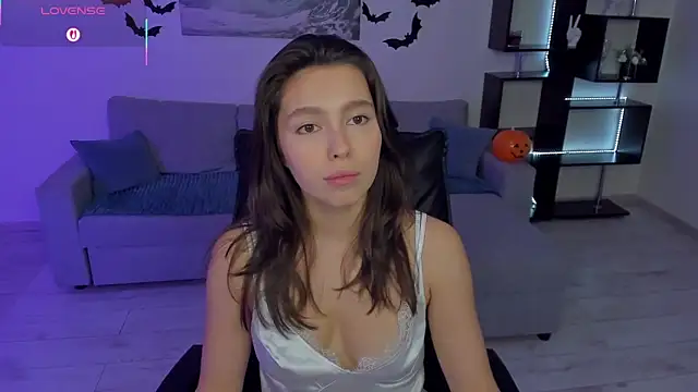 Snapshot of LounaDivine chatting on October 24, 2025, 11:31 am LounaDivine online show from October 24, 2025, 11:31 am