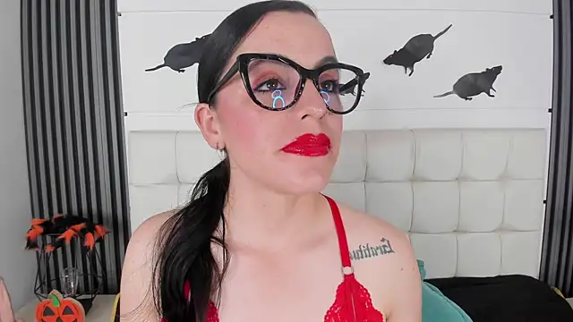 Snapshot of IsisNoir chatting on October 23, 2025, 7:34 pm IsisNoir online show from October 23, 2025, 7:34 pm