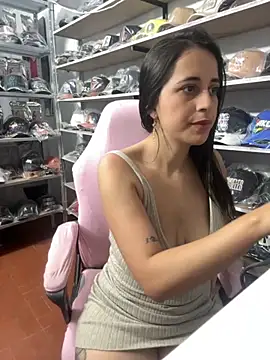 Snapshot of GiaDuque chatting on September 18, 2025, 12:30 pm GiaDuque online show from September 18, 2025, 12:30 pm