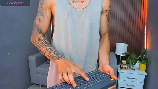 Leo santoro online show from November 25, 2025, 1:55 pm