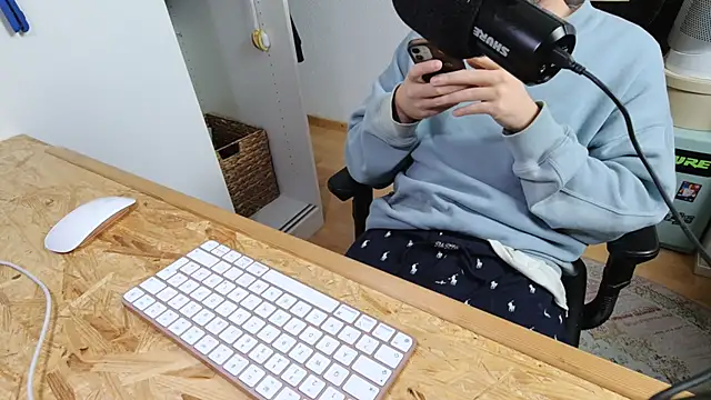 Snapshot of BenReich chatting on November 10, 2025, 8:14 pm BenReich online show from November 10, 2025, 8:14 pm