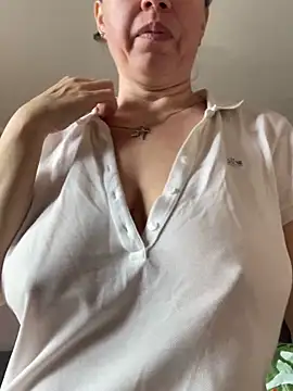 Snapshot of Kiravix chatting on April 11, 2026, 7:38 am Kiravix online show from April 11, 2026, 7:38 am