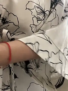 Snapshot of Kiravix chatting on April 12, 2026, 5:27 pm Kiravix online show from April 12, 2026, 5:27 pm