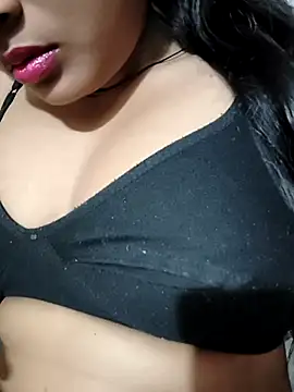 Snapshot of RAYI_Queen_2 chatting on January 18, 2026, 6:33 pm RAYI Queen 2 online show from January 18, 2026, 6:33 pm