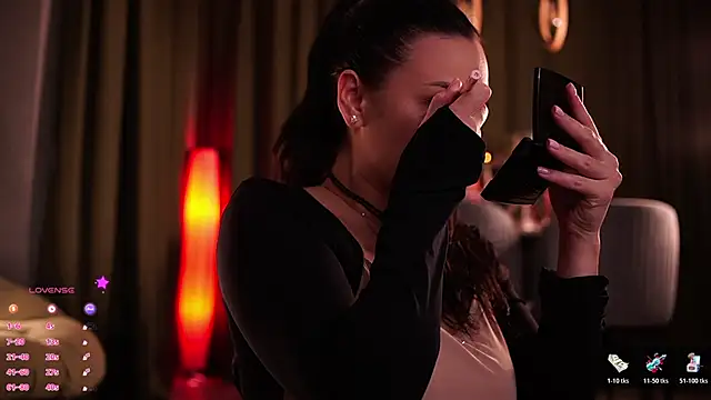 MaryHols online show from December 3, 2025, 5:12 pm